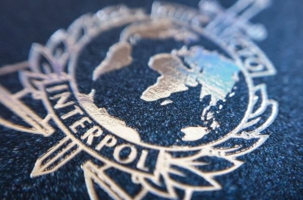 Interpol advierte que criminales tendrán como objetivo las vacunas contra el COVID-19