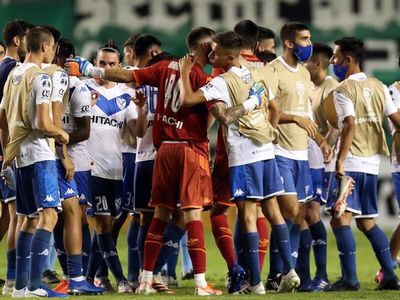 Vélez se mete a cuartos con una goleada y hunde a un Cali desdibujado