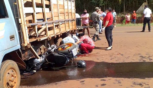 Motociclista muere tras chocar contra la parte lateral de camión