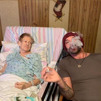 EE.UU: Una anciana que padecía de cáncer, decidió pasar sus últimas horas fumando marihuana con su nieto