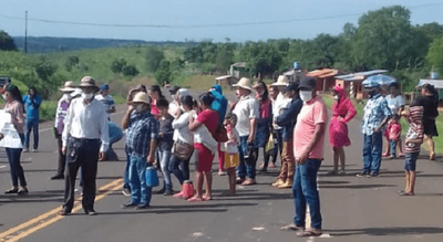 Pobladores cierran ruta para exigir agua potable en Yhú - Noticiero Paraguay
