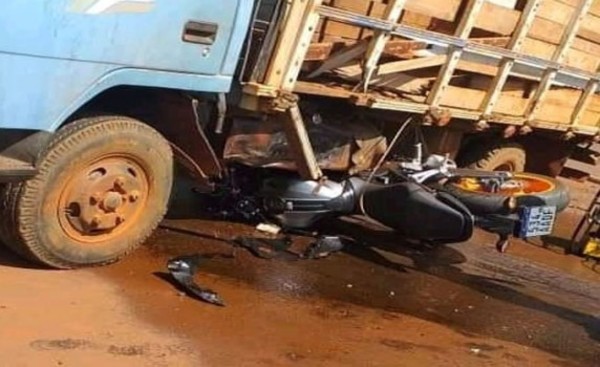 Fatal embestida de motociclista por un camión que transportaba ganado