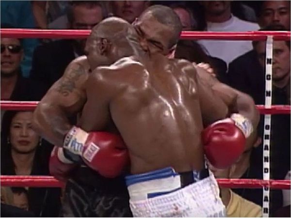 Holyfield reta a Tyson: firma el contrato y sube al cuadrilátero