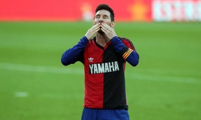 Multan a Messi con 600 euros por su homenaje a Diego Maradona
