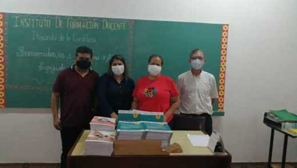 MEC distribuye 5.000 materiales a bibliotecas de institutos de formación docente | .::Agencia IP::.