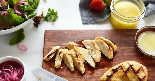 La Nación / Singapur autoriza venta de carne de pollo artificial, una primicia mundial