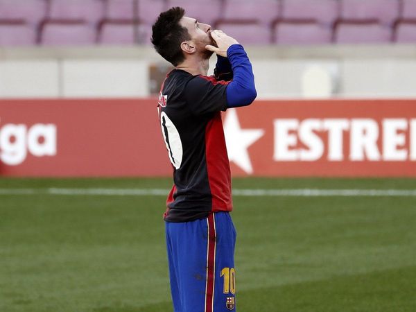 Multan Messi por quitarse la camiseta en homenaje Maradona