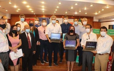 UNE recibe 200 notebooks para estudiantes