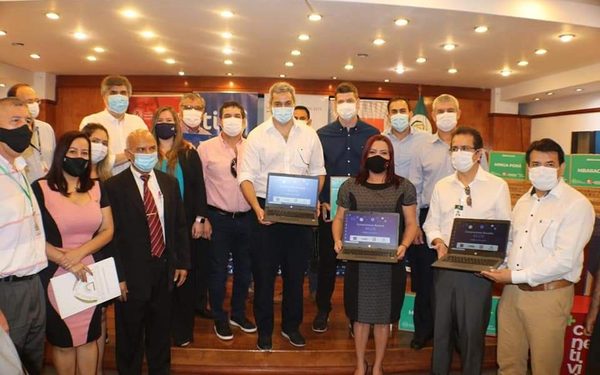 UNE recibe 200 notebooks para estudiantes