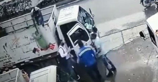 Trabajador evita asalto lanzando cilindro de gas en la cabeza del ladrón - C9N