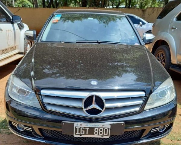 Recuperan auto robado en Argentina y detienen a conductor