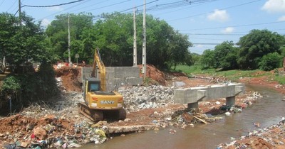 La Nación / Puente sobre el arroyo Guazú de San Antonio avanza en construcción