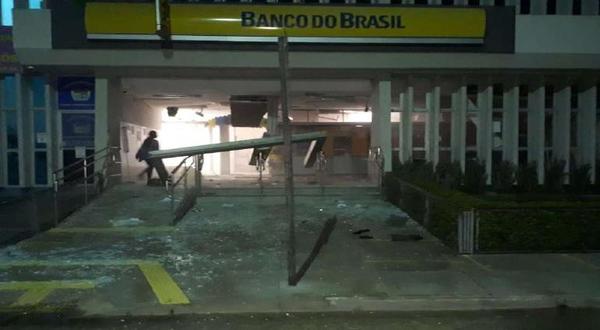 Bandas de ladrones hacen estragos en Brasil: matan, roban bancos y toman rehenes en dos golpes en menos de 24 horas