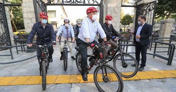 La Nación / Bicicletas naranjas para hacer de Teherán el Ámsterdam de las montañas