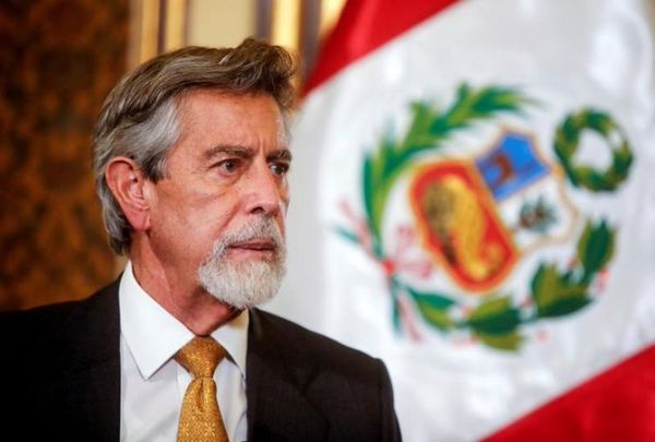 Ministro peruano renuncia al gobierno interino tras cambio en la cúpula policial