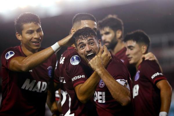 Lanús apabulla al Bolívar en casa y espera rival en la siguiente fase