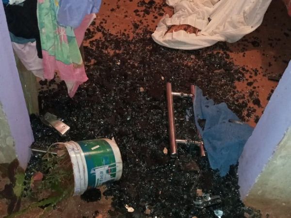 Con pala destruyó la casa y quemó la moto de su concu