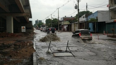 HOY / “Geiser” de agua servida inunda la Avenida Primer Presidente