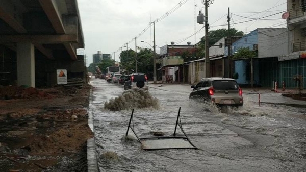 HOY / “Geiser” de agua servida inunda la Avenida Primer Presidente