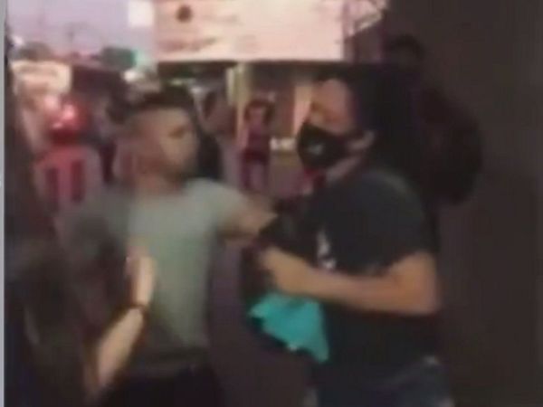 Pasajeros atraparon a doña que metió mano en mochila ajena
