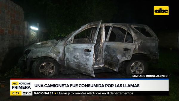 Una camioneta fue consumida por las llamas en Mariano Roque Alonso - ABC Noticias - ABC Color