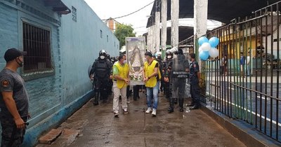 La Nación / Reos reciben imagen de la Virgen de Caacupé en la cárcel de Tacumbú