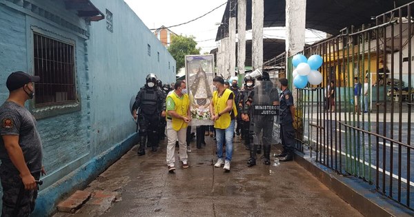 La Nación / Reos reciben imagen de la Virgen de Caacupé en la cárcel de Tacumbú