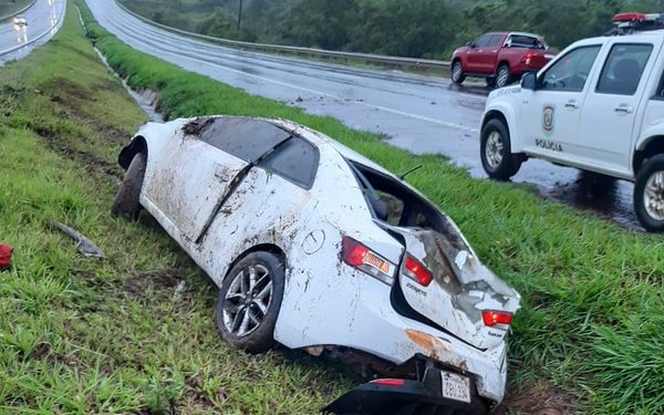 Automóvil cae a cuneta