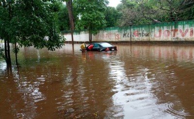 Bomberos otra vez rescatan vehículos atascados frente al Crece