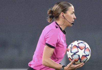 ¡Histórico! Stéphanie Frappart se convirtió en la primera árbitra en dirigir un partido de Champions