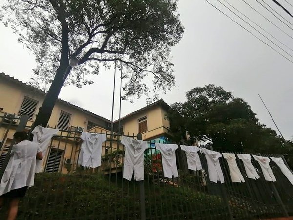 Médicos se manifiestan en su día y rinden homenaje a compañeros caídos ante el covid