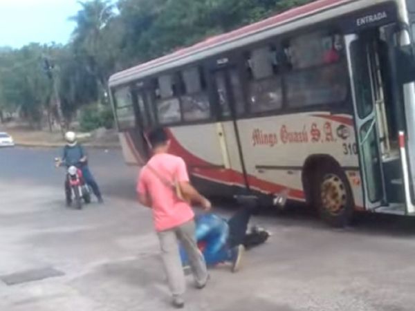 Chofer y pasajero a las trompadas en plena calle