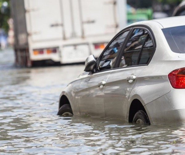 Quedó a atrapada dentro de su vehículo durante el temporal