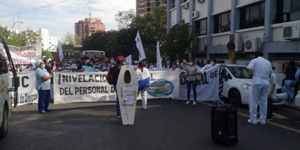 HOY / Ante nula respuesta, gremio de Clínicas no descarta “secuestrar o quemar” sede de Salud Pública