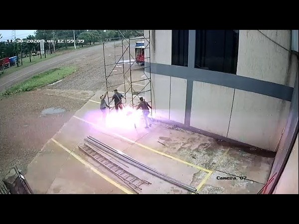 OBREROS SUFREN DESCARGA ELÉCTRICA EN UNA DISTRIBUIDORA DE OBLIGADO