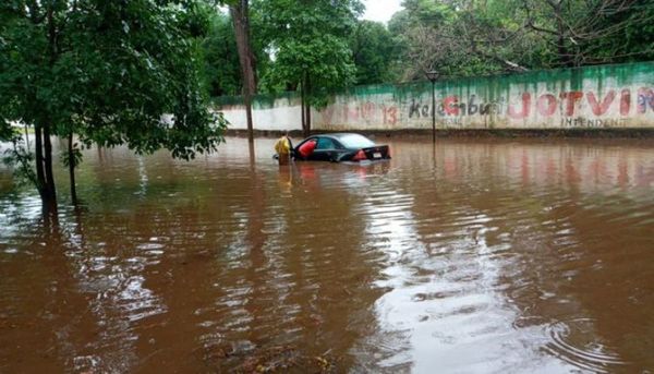 Avenidas inundadas y vehículos atascados en Ciudad del Este tras temporal