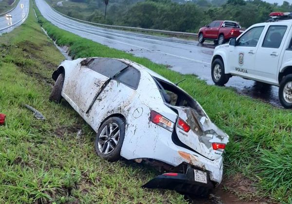 Pista resbaladiza provoca vuelco en Yguazú - ABC en el Este - ABC Color