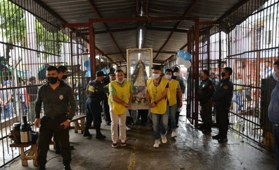 HOY / Imagen peregrina de la Virgen de Caacupé visitó la cárcel de Tacumbú