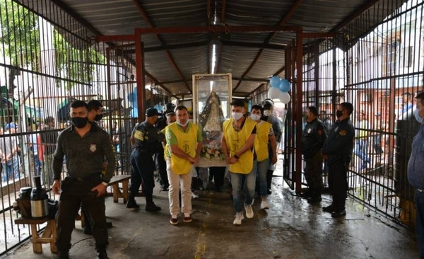 HOY / Imagen peregrina de la Virgen de Caacupé visitó la cárcel de Tacumbú