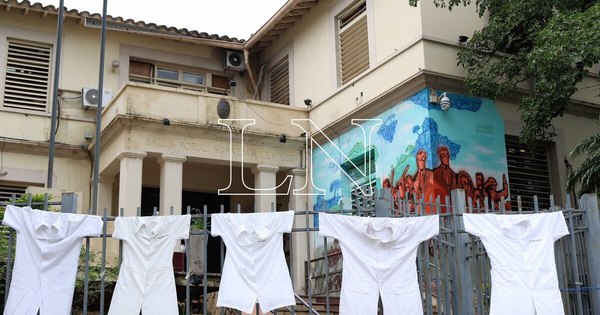 La Nación / Médicos se manifiestan en su día y homenajean a colegas fallecidos por COVID-19