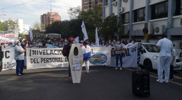 Personal de blanco de Clínicas amenaza con tomar, secuestrar o quemar sede de Salud Pública ante nula respuesta de autoridades
