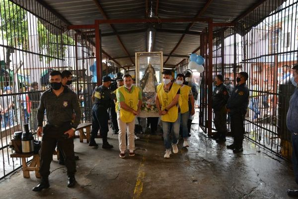 Imagen de la Virgen de Caacupé visitó la cárcel de Tacumbú - Nacionales - ABC Color