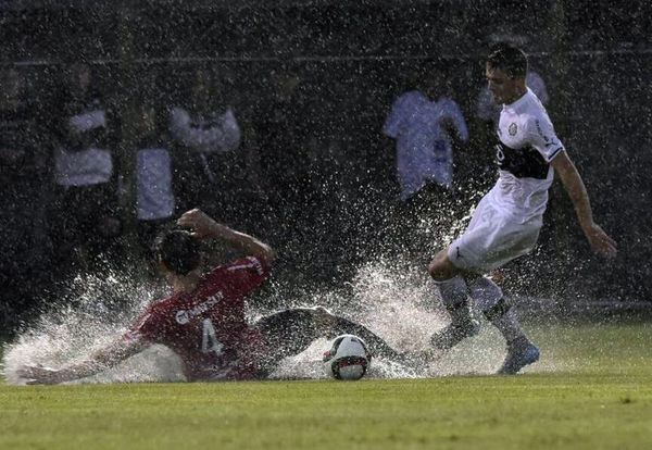 El último clásico entre semana: lluvia, gol en contra, una mano escandalosa, un expulsado y la “40” - Fútbol - ABC Color