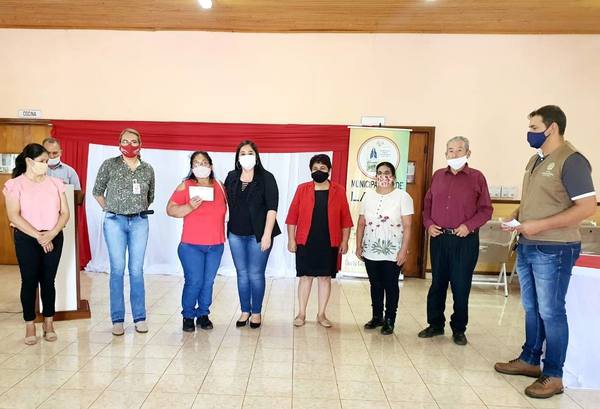 EN LA PAZ, ENTREGARON APORTES A PRIMERAS BENEFICIARIAS DE TENONDERÃ.