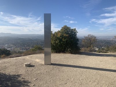 Aparece un tercer monolito metálico, esta vez en la cima de una montaña de California » Ñanduti