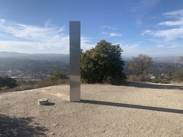 Aparece un tercer monolito metálico, esta vez en la cima de una montaña de California » Ñanduti