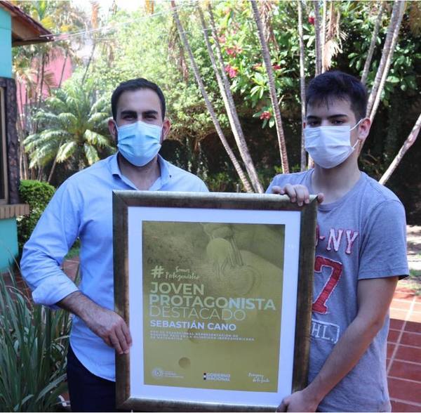 Entregan reconocimiento de Joven Protagonista a Sebastián Cano – Prensa 5