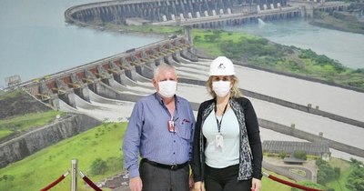 La Nación / Liz Cramer hizo su primer recorrido por diversas áreas de Itaipú