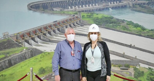La Nación / Liz Cramer hizo su primer recorrido por diversas áreas de Itaipú