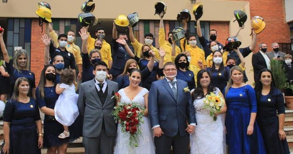 La Nación / Bodas con sentido: Dos parejas de héroes -de blanco y bomberos- unieron sus vidas